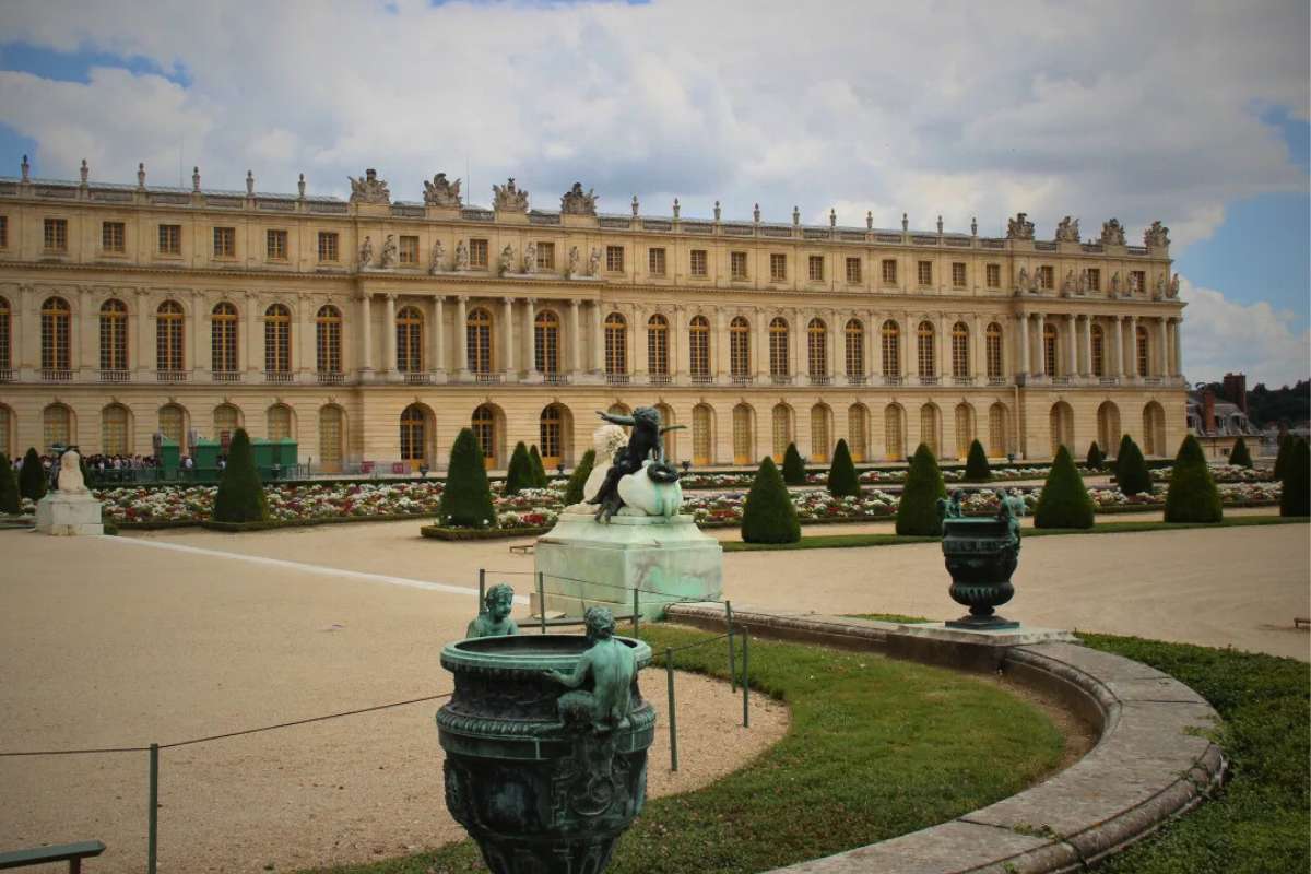 O Palácio de Versalhes: Símbolo de Poder, Luxo e Mudança Histórica